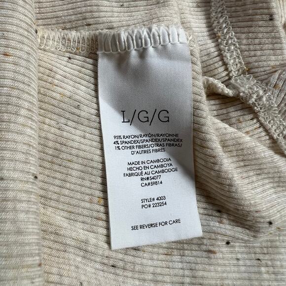 CAbi Simple Tee Size Large V-Neck Speckled Ribbed Knit Neutral Style # 4003 - Picture 7 of 9